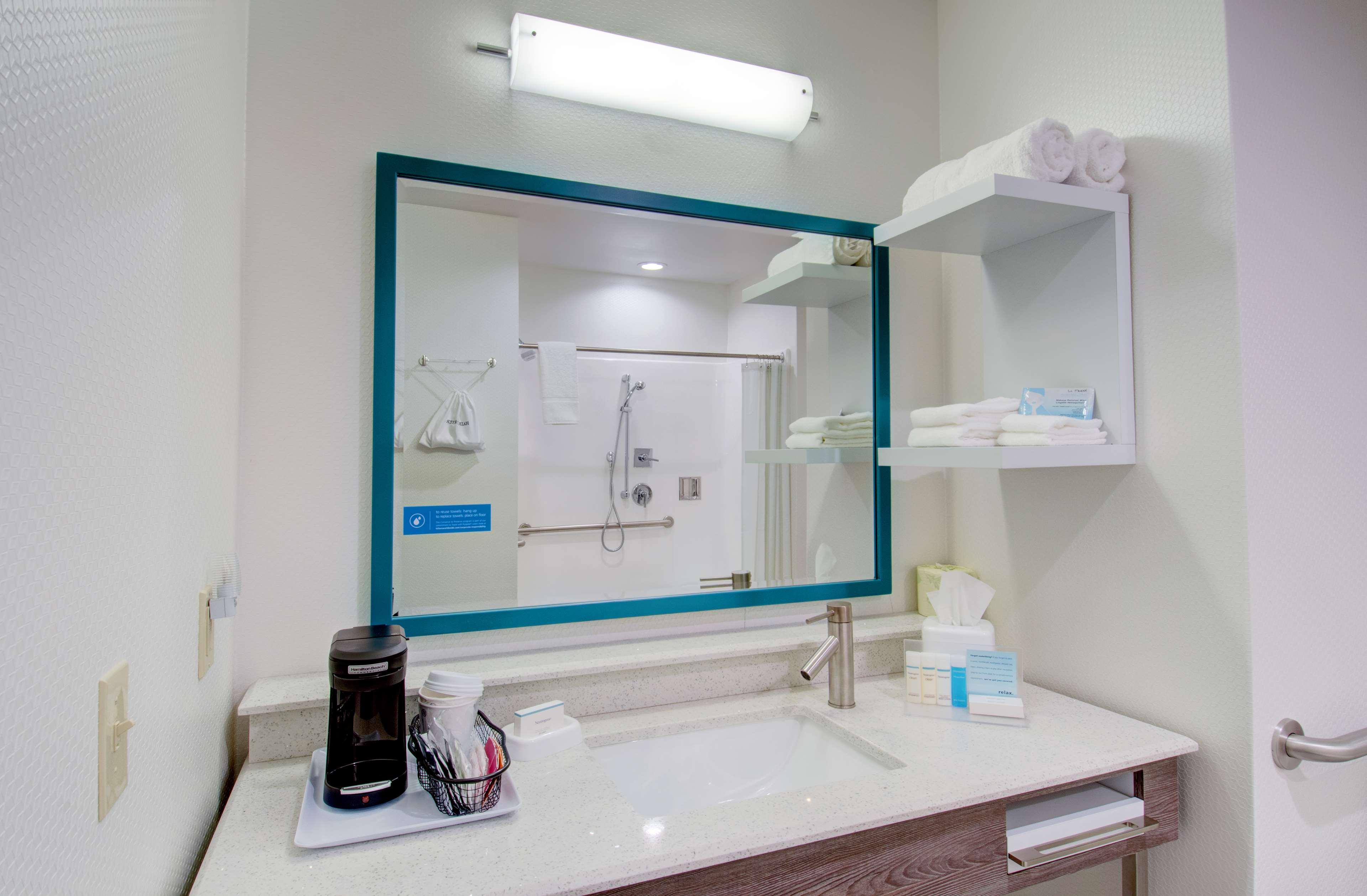 Hampton Inn & Suites Boston/Стоутон Экстерьер фото