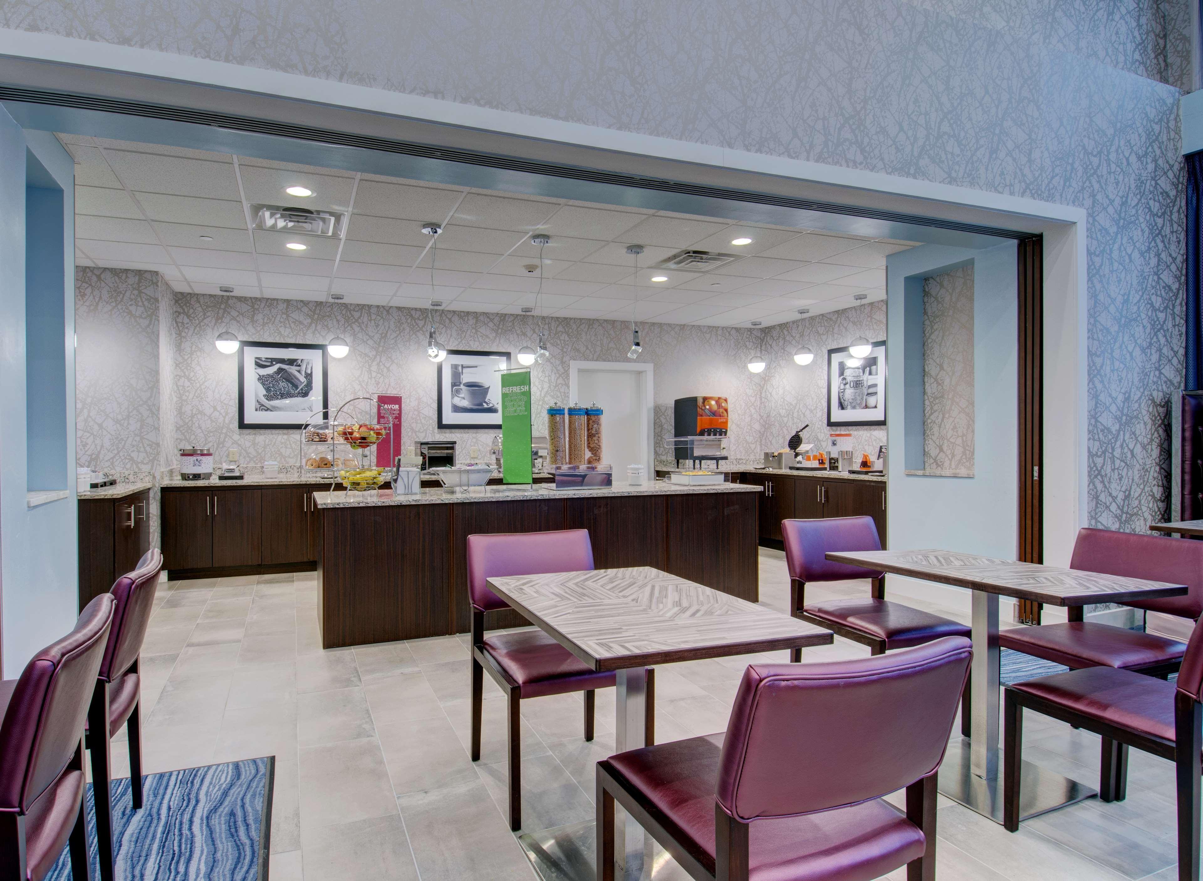 Hampton Inn & Suites Boston/Стоутон Экстерьер фото