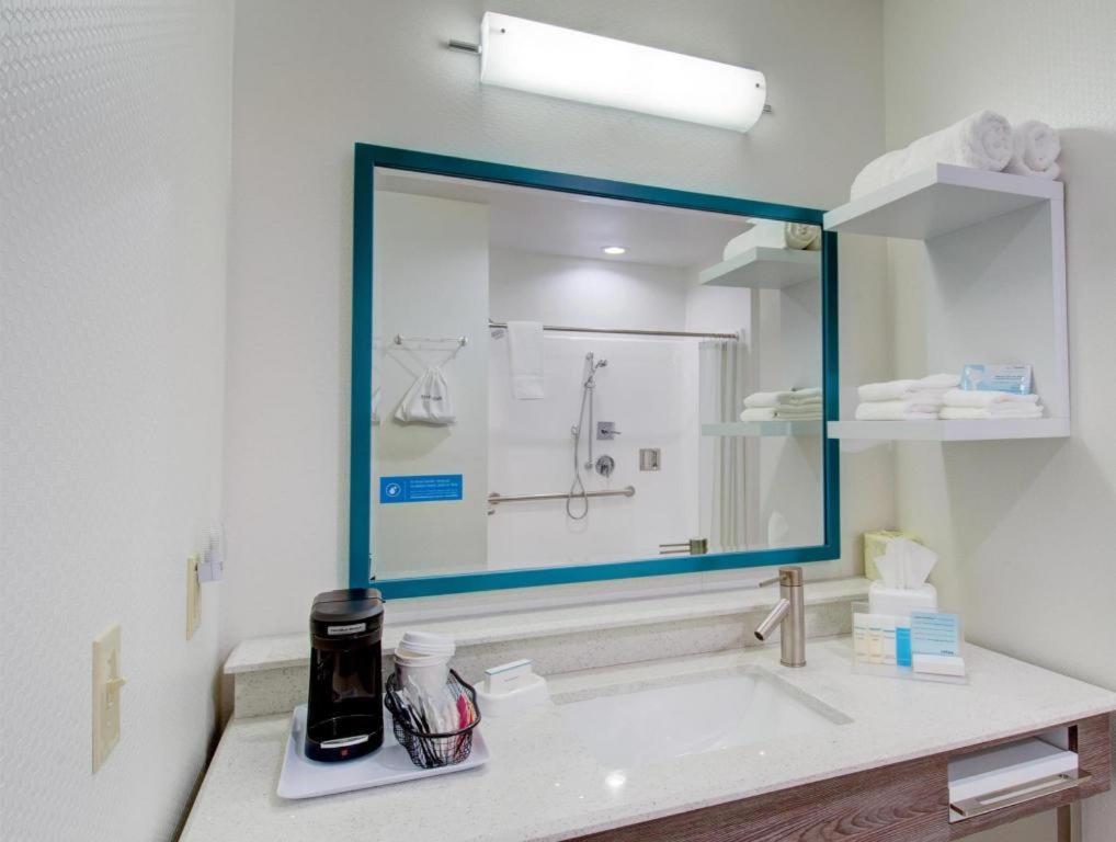 Hampton Inn & Suites Boston/Стоутон Экстерьер фото