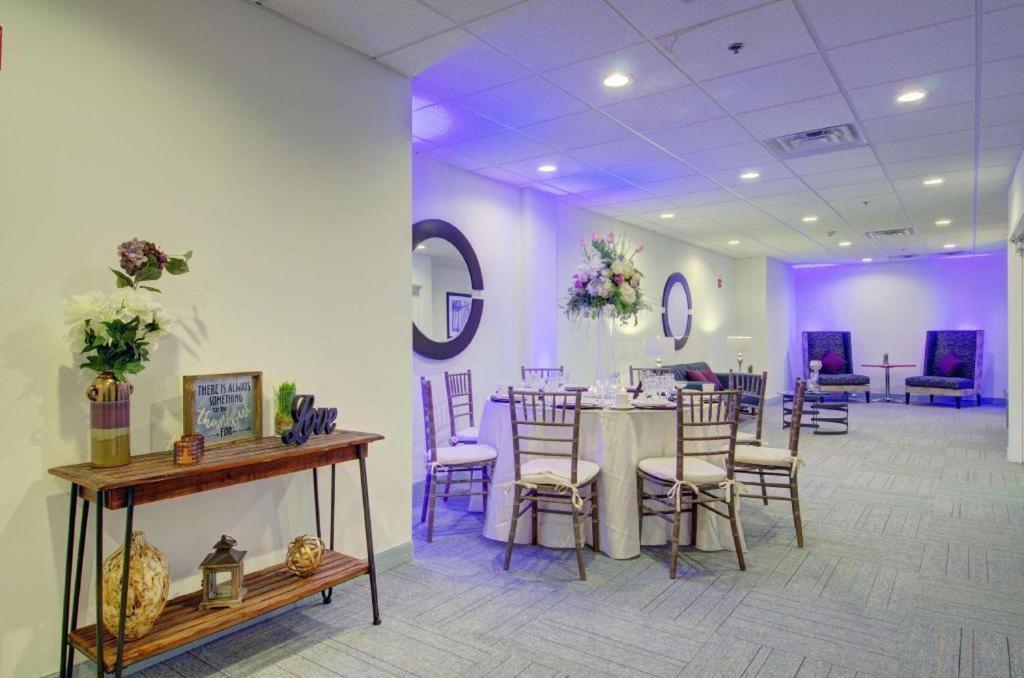 Hampton Inn & Suites Boston/Стоутон Экстерьер фото