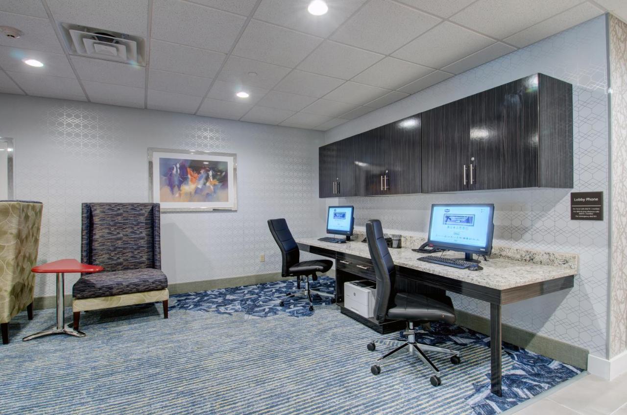Hampton Inn & Suites Boston/Стоутон Экстерьер фото